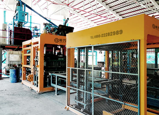 水泥砌塊成型機生產水泥磚 空心磚現場