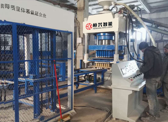 靜壓磚機生產水泥磚客戶現場